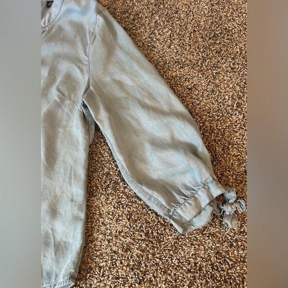 5/$25 New York & Company women’s light blue chambray top size small - Picture 5 of 8